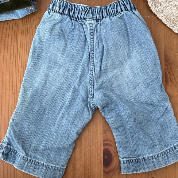 3/20$ GAP Light Blue Kids Jeans with Button Accents - Picture 3 of 4